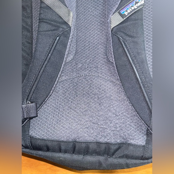 Patagonia Refugio 28L Backpack Black Hiking Daypack Laptop - Picture 7 of 9